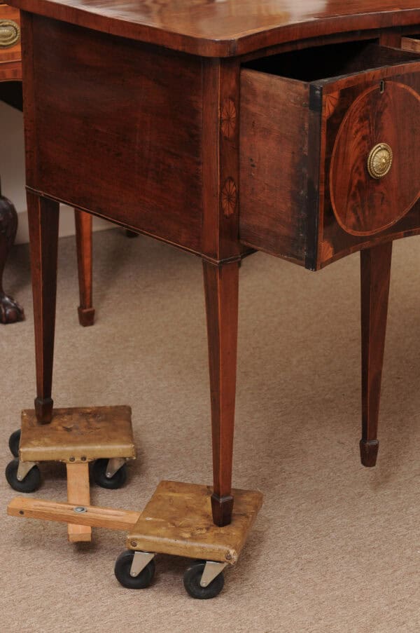 English Late 18th Century George III Serpentine Sideboard with Rosewood Crossbanding - Image 5