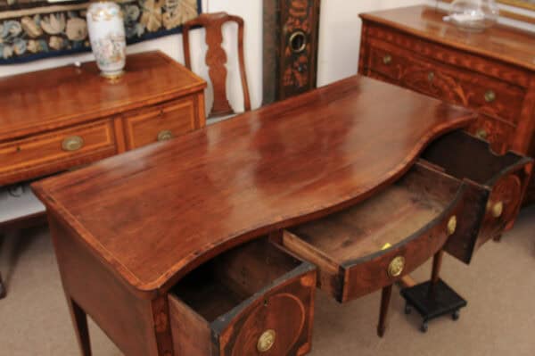 English Late 18th Century George III Serpentine Sideboard with Rosewood Crossbanding - Image 6