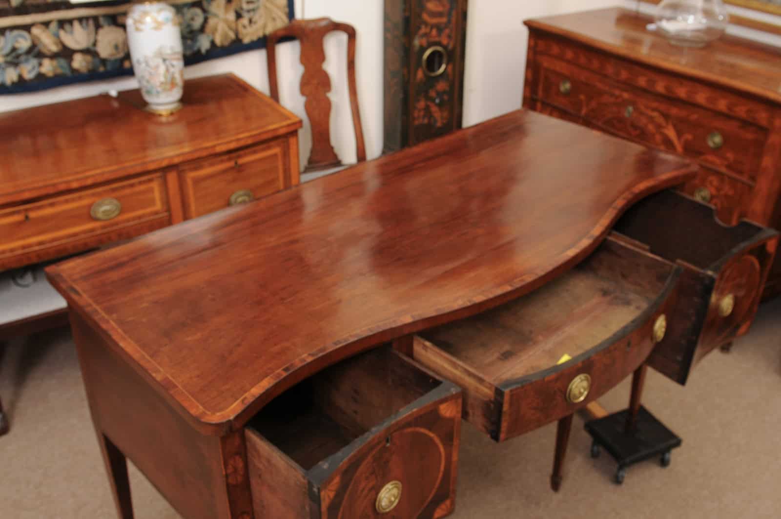 English Late 18th Century George III Serpentine Sideboard with Rosewood Crossbanding - Image 6