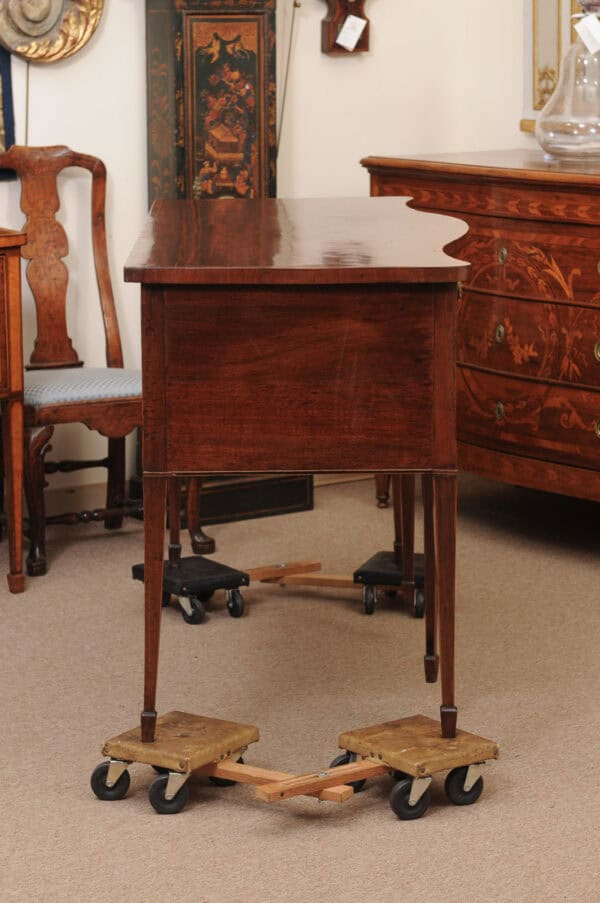 English Late 18th Century George III Serpentine Sideboard with Rosewood Crossbanding - Image 7