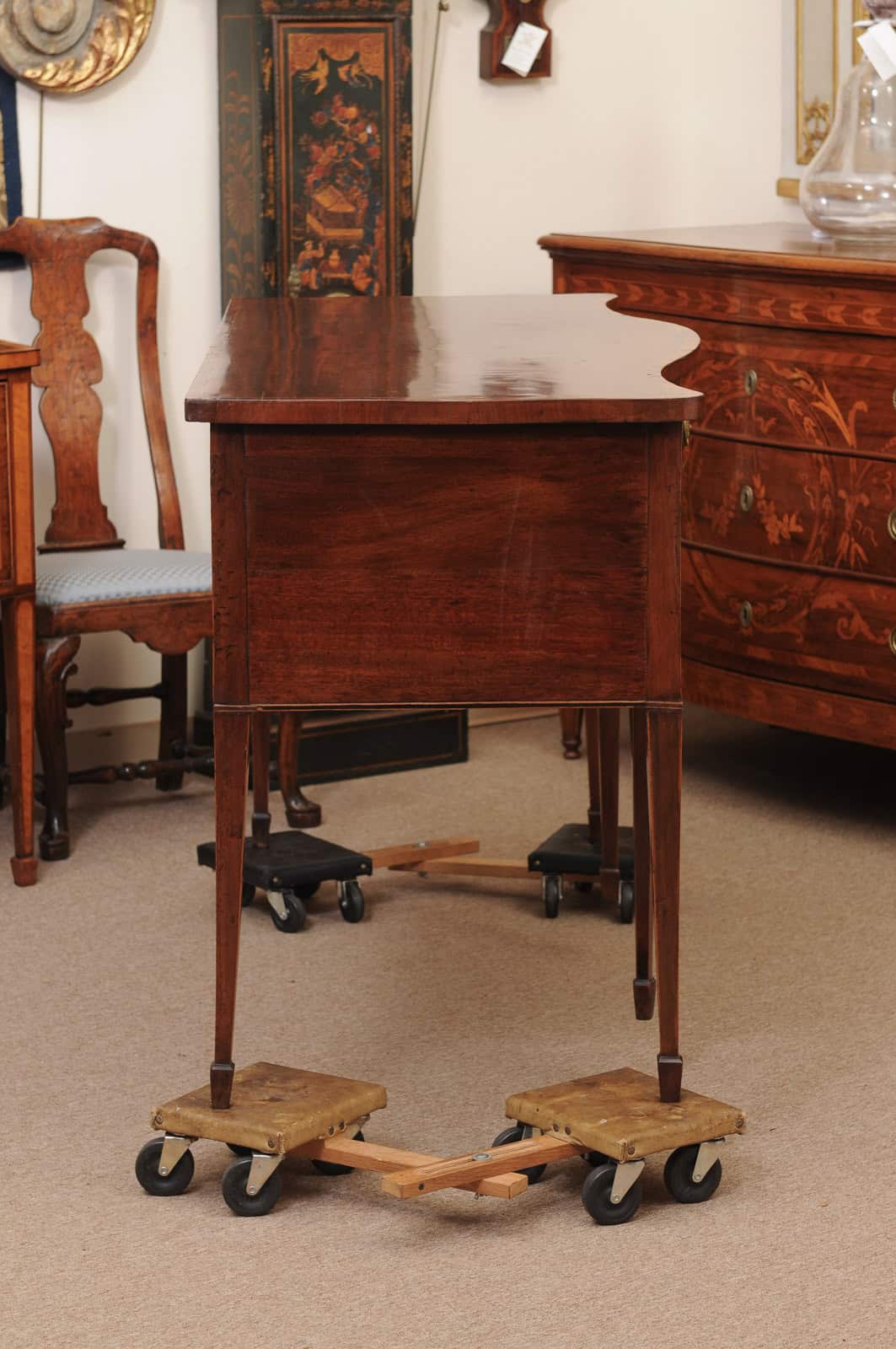English Late 18th Century George III Serpentine Sideboard with Rosewood Crossbanding - Image 7