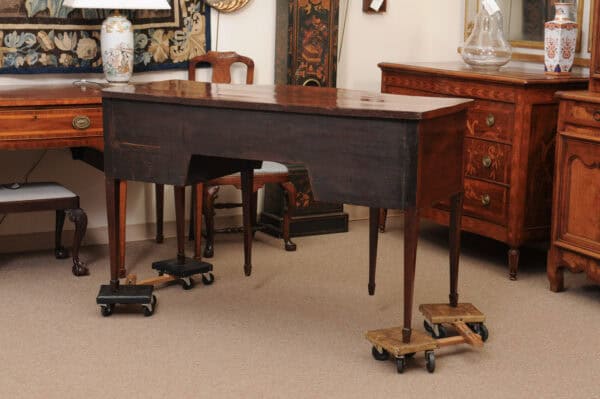 English Late 18th Century George III Serpentine Sideboard with Rosewood Crossbanding - Image 8