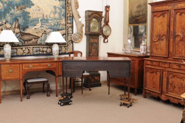 English Late 18th Century George III Serpentine Sideboard with Rosewood Crossbanding - Image 9