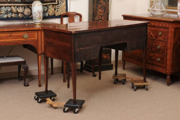 English Late 18th Century George III Serpentine Sideboard with Rosewood Crossbanding - Image 10