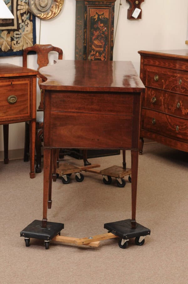 English Late 18th Century George III Serpentine Sideboard with Rosewood Crossbanding - Image 11