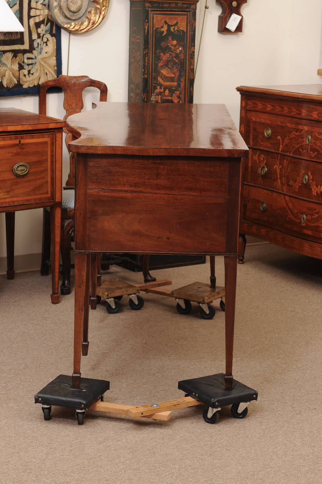 English Late 18th Century George III Serpentine Sideboard with Rosewood Crossbanding - Image 11