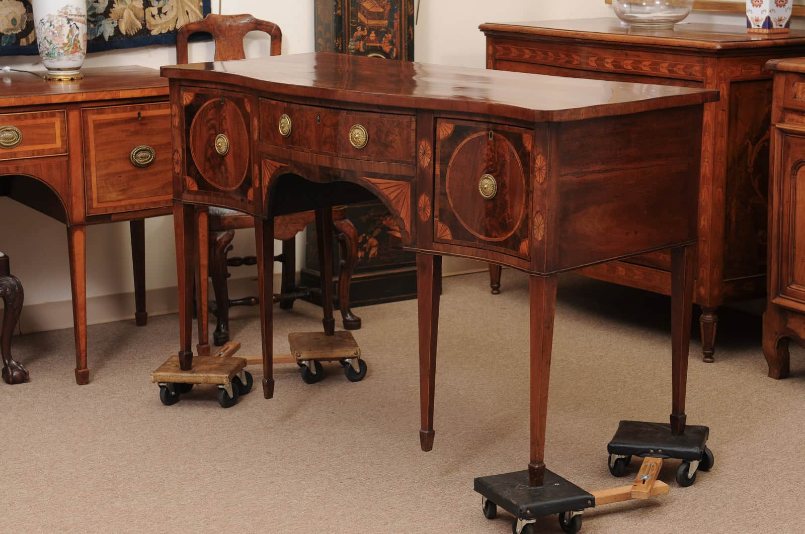 English Late 18th Century George III Serpentine Sideboard with Rosewood Crossbanding - Image 12