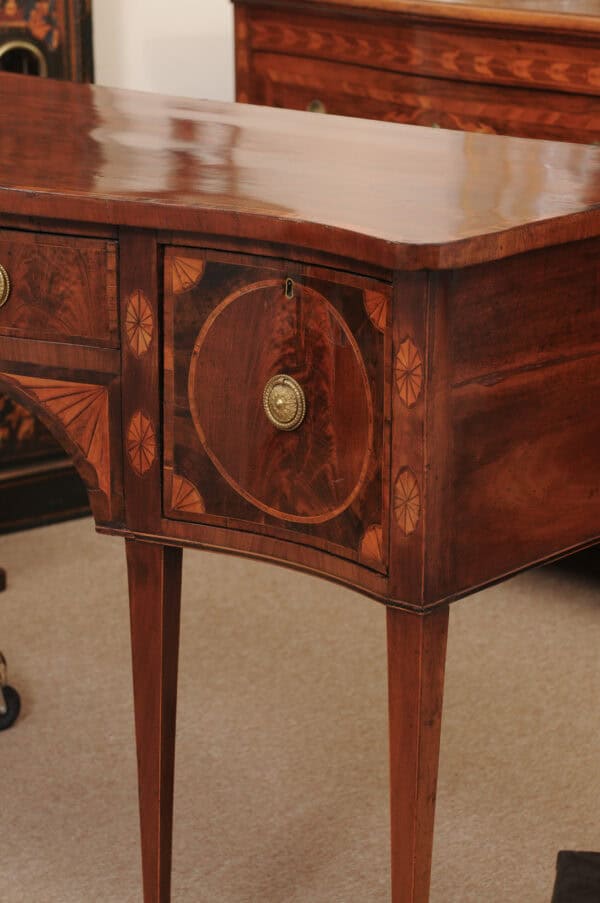English Late 18th Century George III Serpentine Sideboard with Rosewood Crossbanding - Image 13