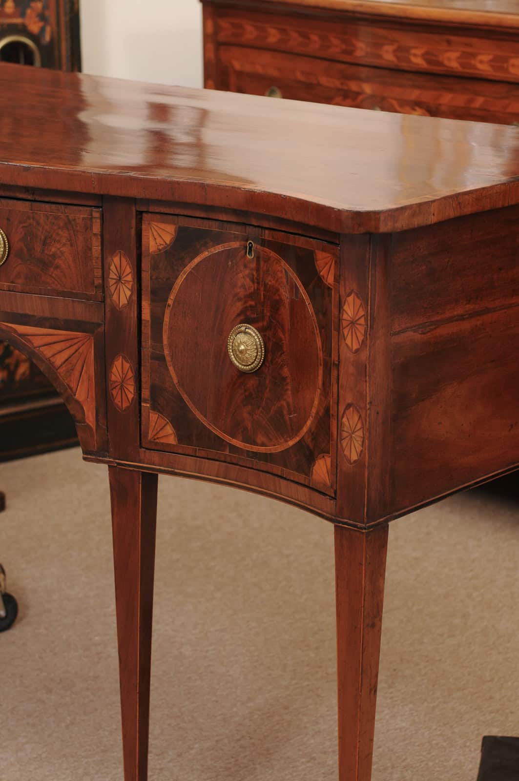 English Late 18th Century George III Serpentine Sideboard with Rosewood Crossbanding - Image 13