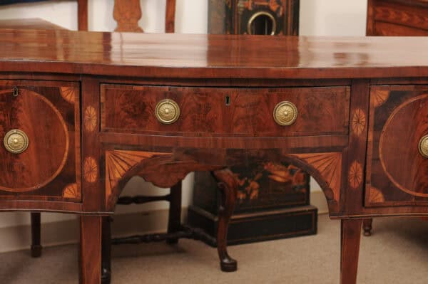 English Late 18th Century George III Serpentine Sideboard with Rosewood Crossbanding - Image 15