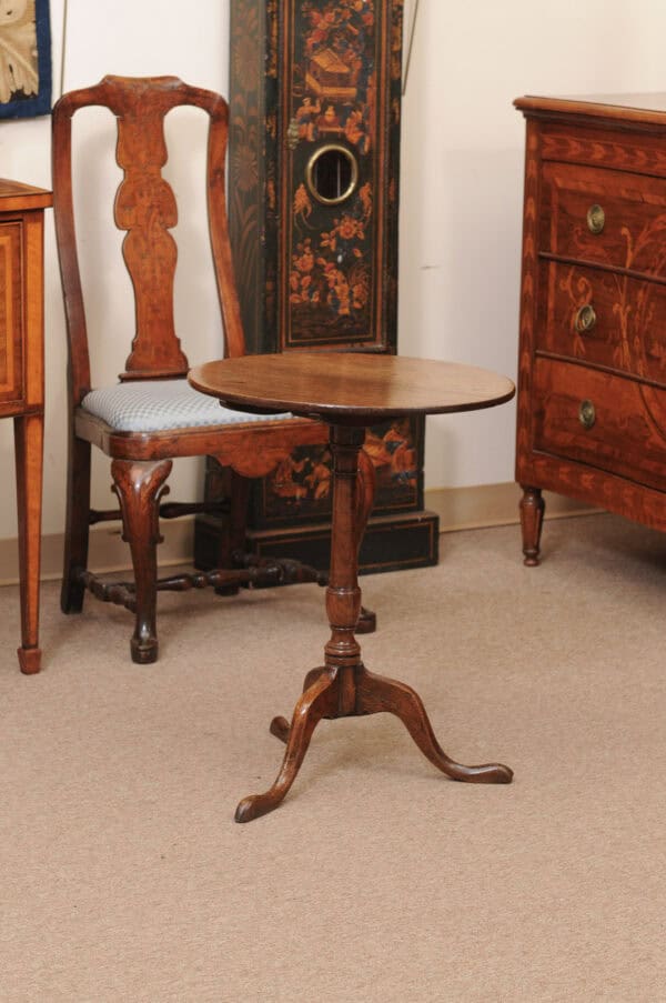 English Late 18th Century Oak Round Tilt Top Table with Tripod Base & Pad Feet - Image 4
