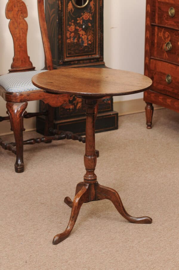English Late 18th Century Oak Round Tilt Top Table with Tripod Base & Pad Feet - Image 5