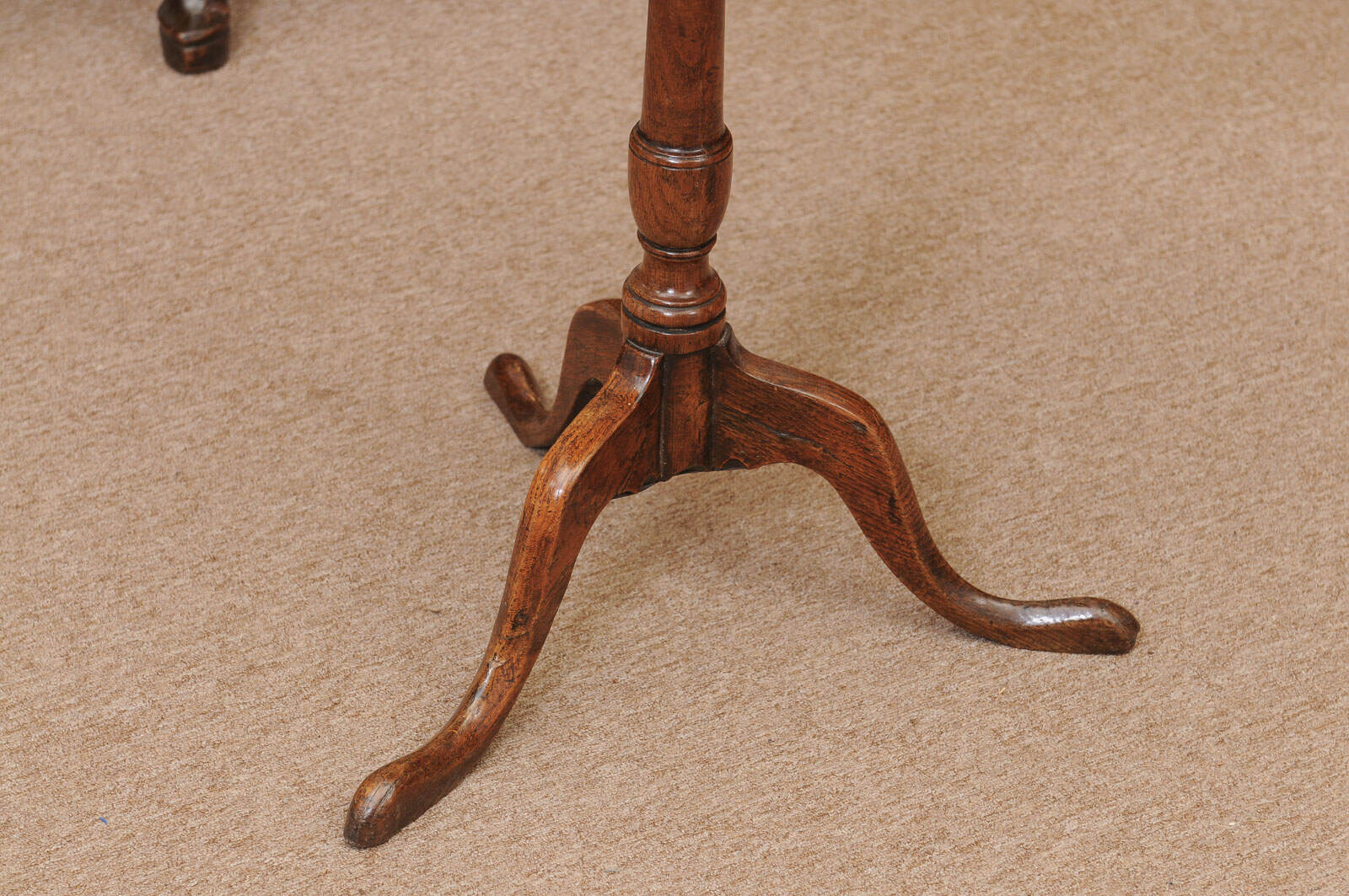 English Late 18th Century Oak Round Tilt Top Table with Tripod Base & Pad Feet - Image 6