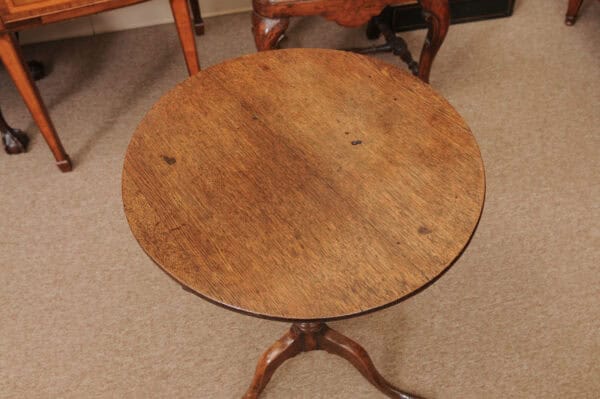 English Late 18th Century Oak Round Tilt Top Table with Tripod Base & Pad Feet - Image 7