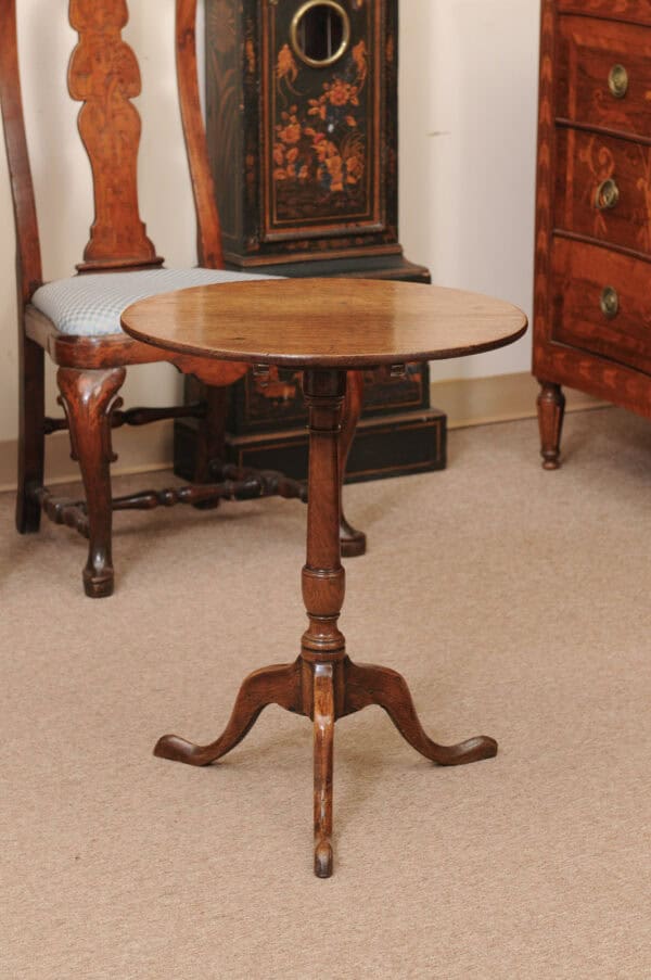 English Late 18th Century Oak Round Tilt Top Table with Tripod Base & Pad Feet - Image 8