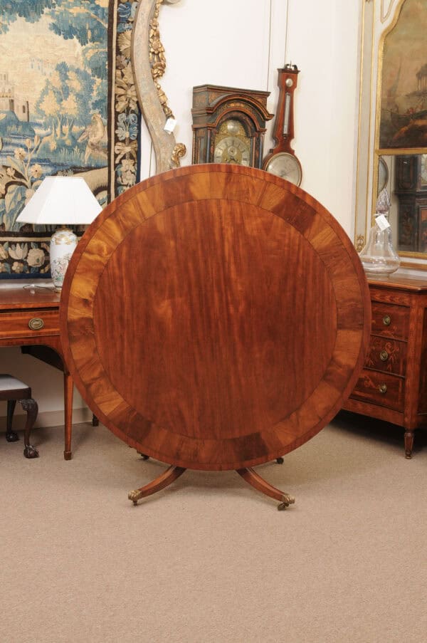 English Round Mahogany Pedestal Dining Table with Crossbanding and Ebonized String Inlay, 20th Century - Image 4