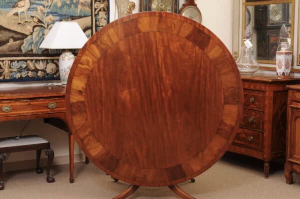 English Round Mahogany Pedestal Dining Table with Crossbanding and Ebonized String Inlay, 20th Century - Image 5