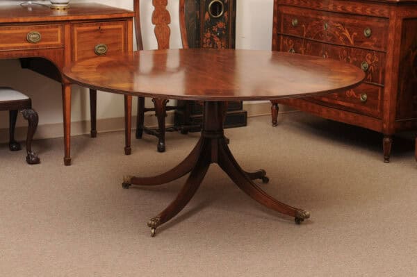 English Round Mahogany Pedestal Dining Table with Crossbanding and Ebonized String Inlay, 20th Century - Image 6