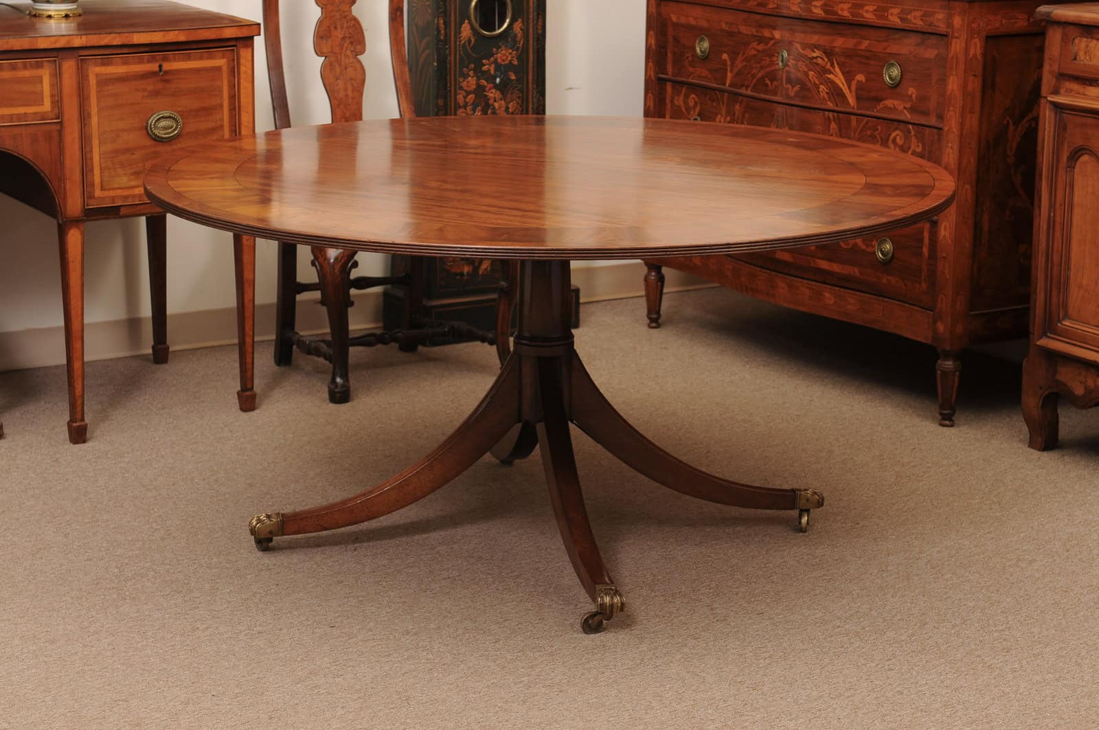 English Round Mahogany Pedestal Dining Table with Crossbanding and Ebonized String Inlay, 20th Century - Image 7