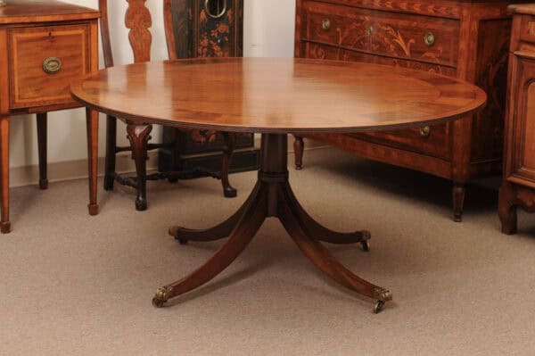 English Round Mahogany Pedestal Dining Table with Crossbanding and Ebonized String Inlay, 20th Century - Image 8