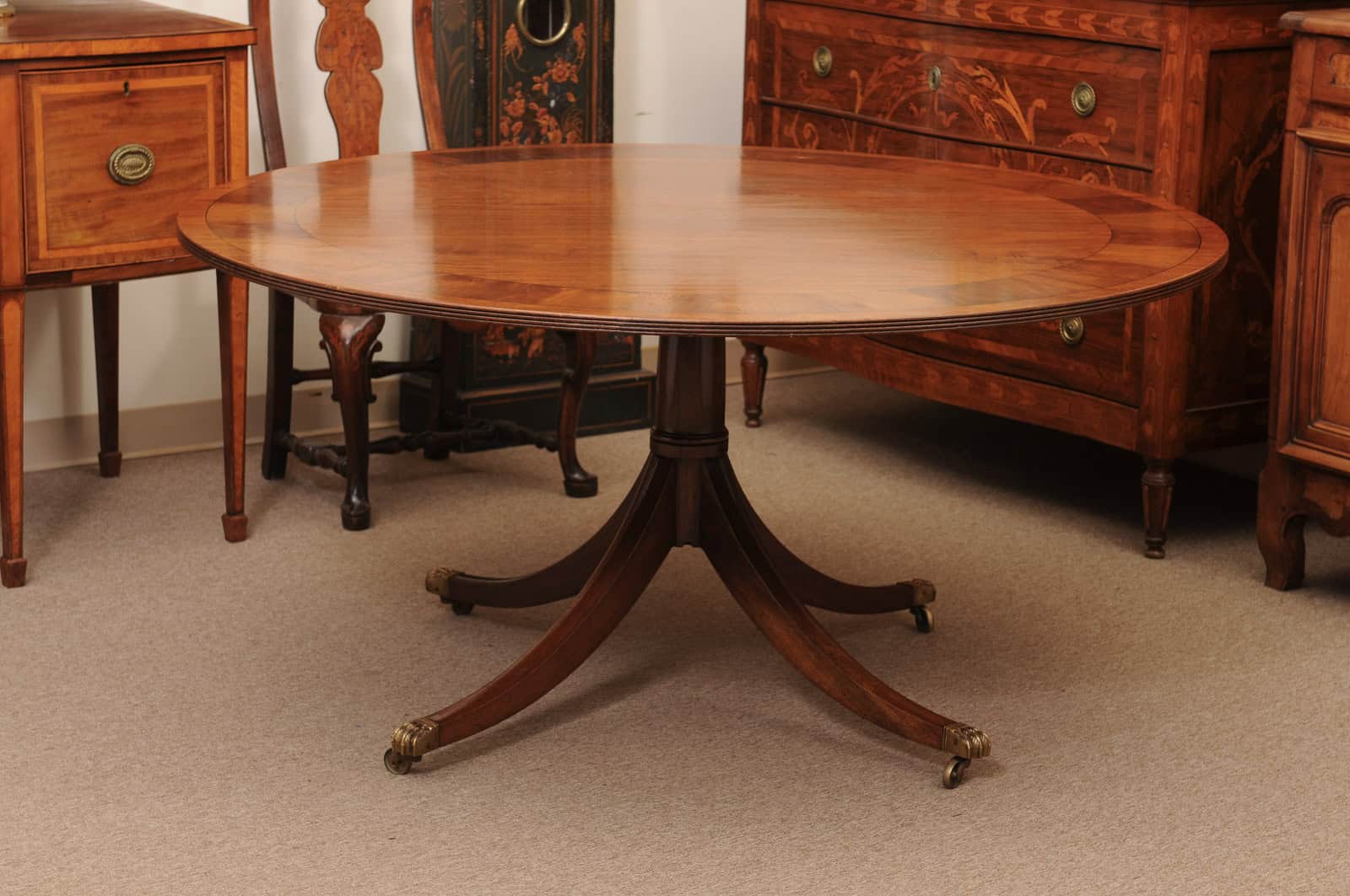 English Round Mahogany Pedestal Dining Table with Crossbanding and Ebonized String Inlay, 20th Century - Image 8