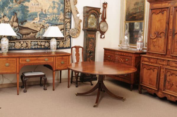 English Round Mahogany Pedestal Dining Table with Crossbanding and Ebonized String Inlay, 20th Century - Image 9