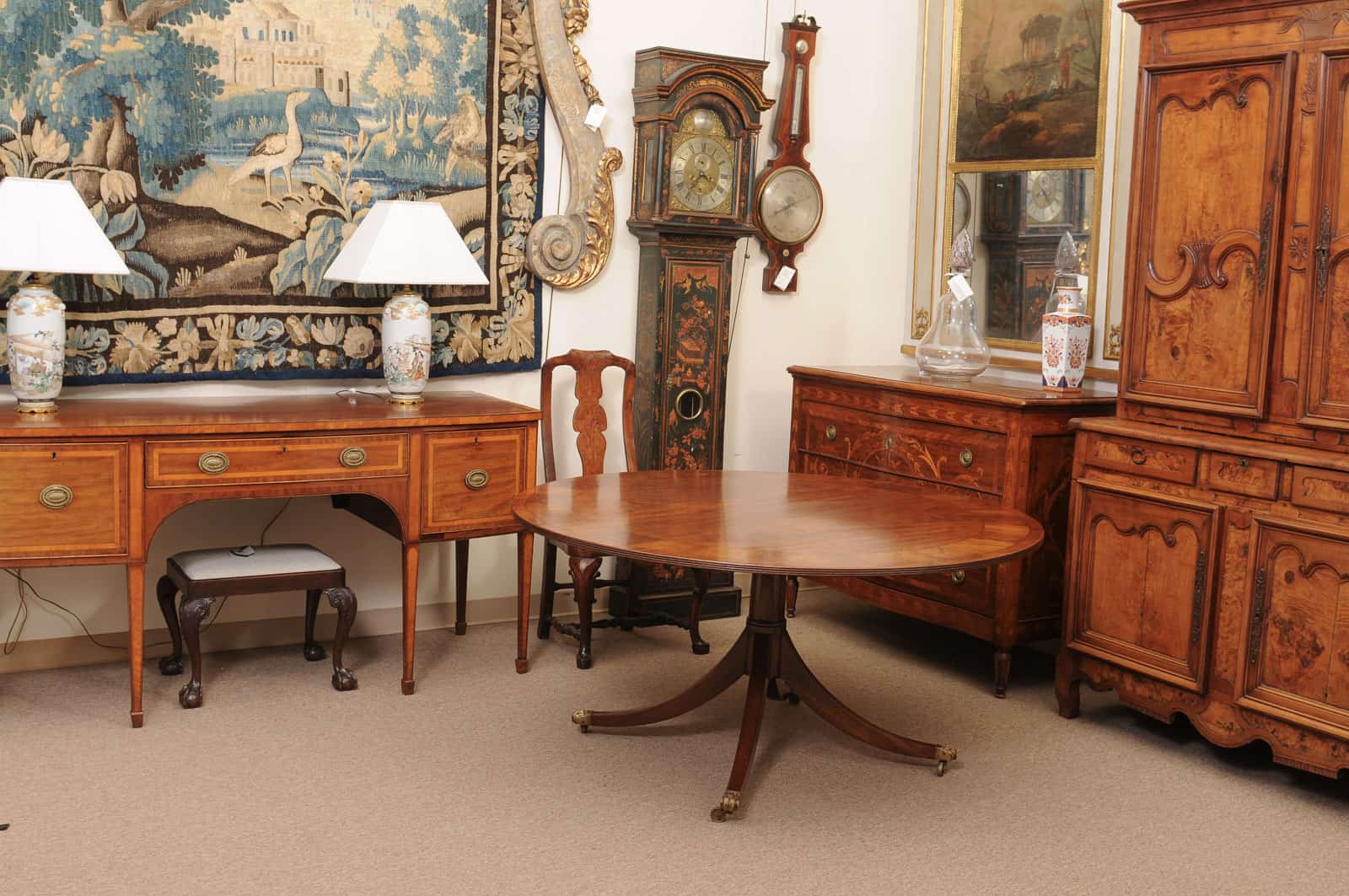 English Round Mahogany Pedestal Dining Table with Crossbanding and Ebonized String Inlay, 20th Century - Image 9