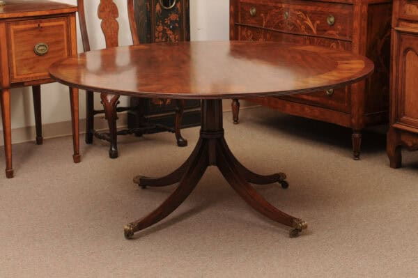 English Round Mahogany Pedestal Dining Table with Crossbanding and Ebonized String Inlay, 20th Century - Image 10