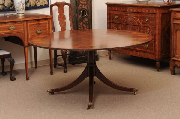 English Round Mahogany Pedestal Dining Table with Crossbanding and Ebonized String Inlay, 20th Century - Image 11