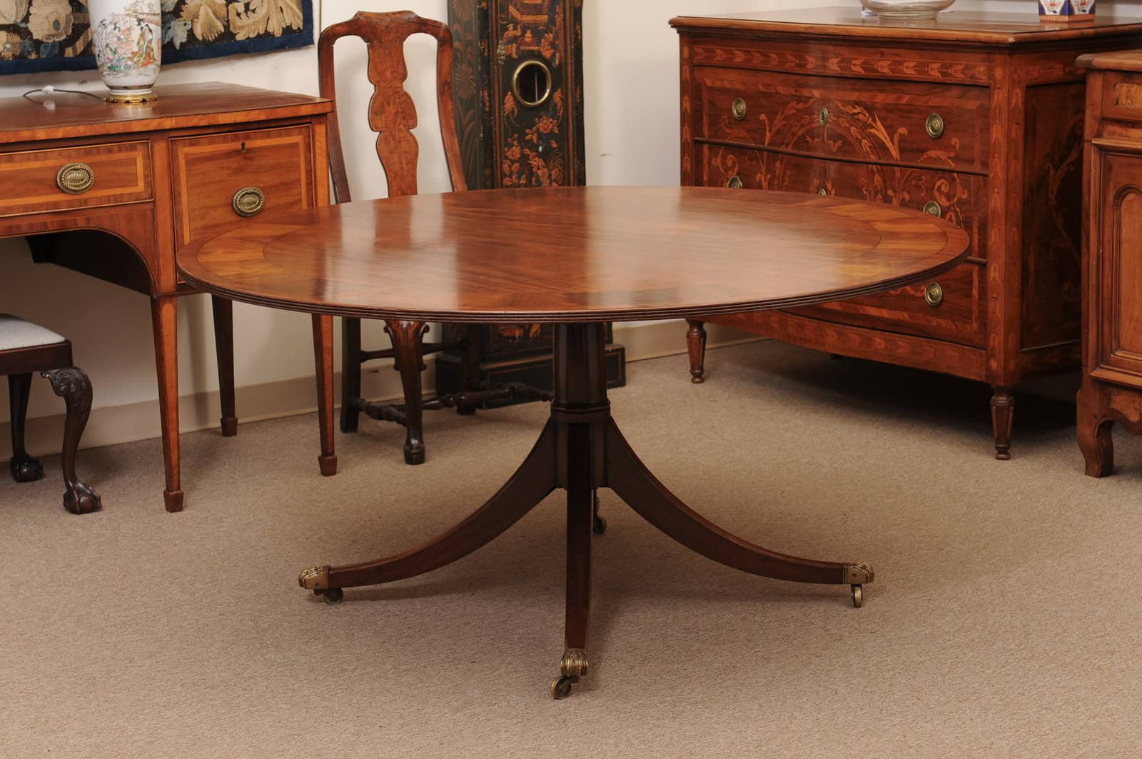 English Round Mahogany Pedestal Dining Table with Crossbanding and Ebonized String Inlay, 20th Century - Image 11