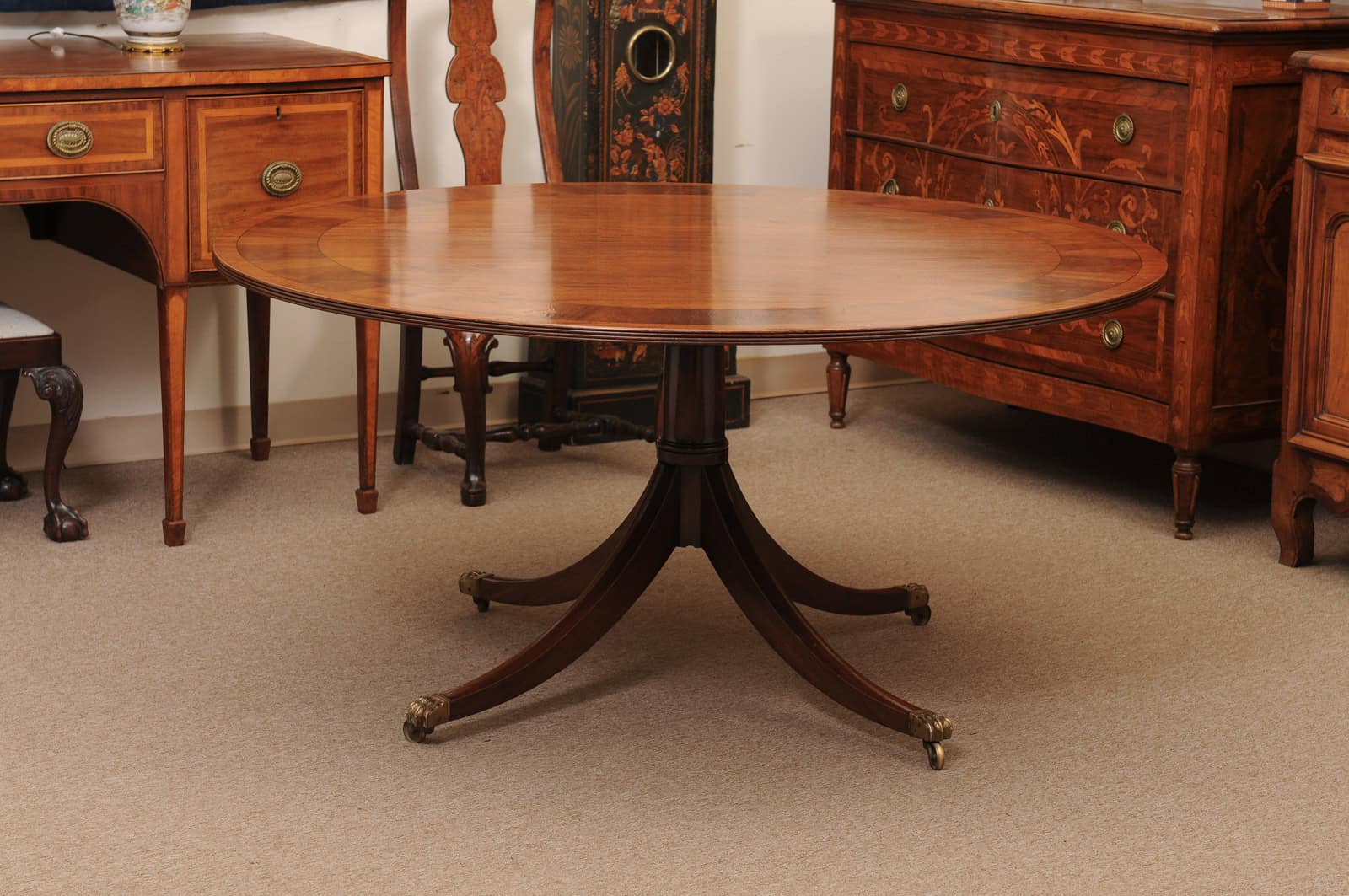 English Round Mahogany Pedestal Dining Table with Crossbanding and Ebonized String Inlay, 20th Century - Image 12