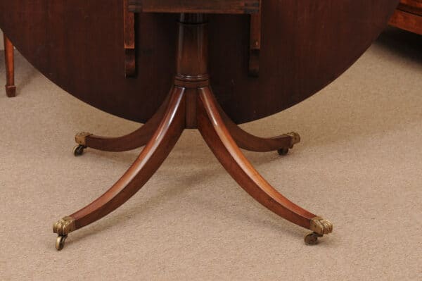English Round Mahogany Pedestal Dining Table with Crossbanding and Ebonized String Inlay, 20th Century - Image 13