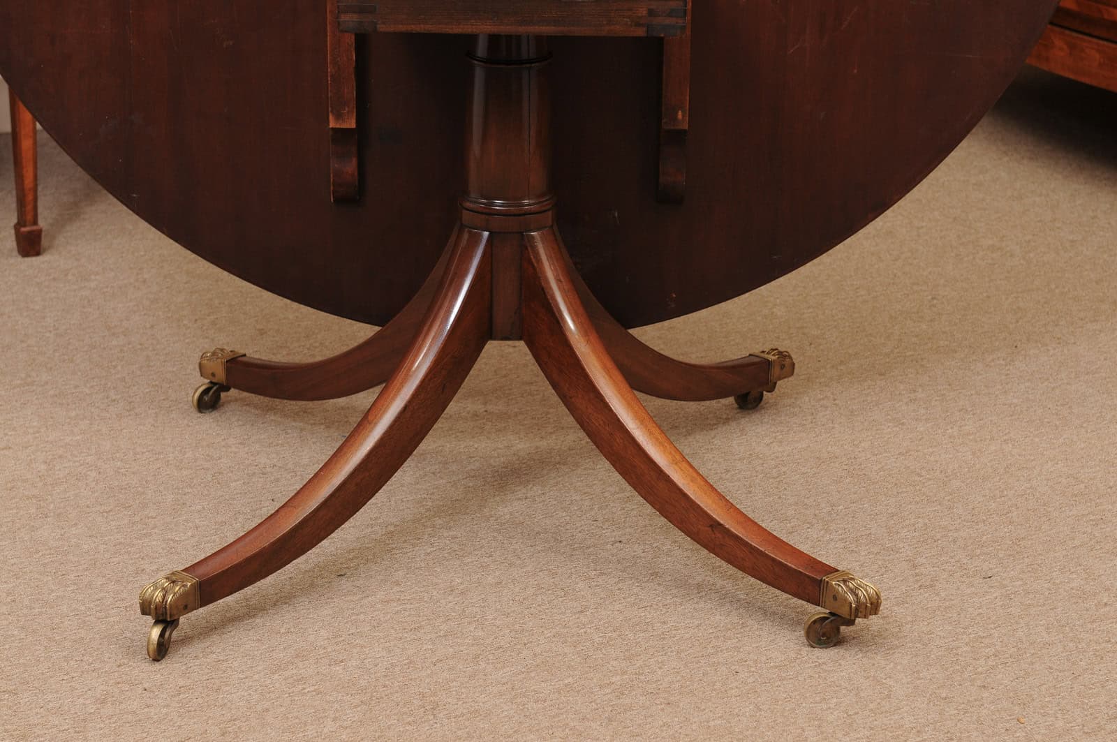 English Round Mahogany Pedestal Dining Table with Crossbanding and Ebonized String Inlay, 20th Century - Image 13