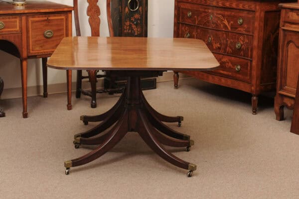 English George III Style Double Pedestal Dining Table with 2 Leaves and Splayed Legs on Castor Feet, Early 20th Century - Image 4