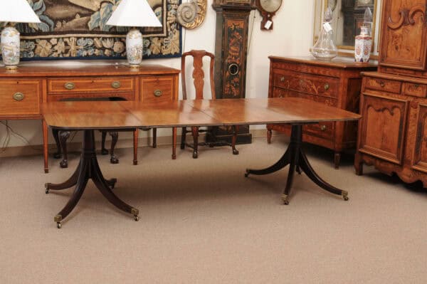 English George III Style Double Pedestal Dining Table with 2 Leaves and Splayed Legs on Castor Feet, Early 20th Century - Image 8