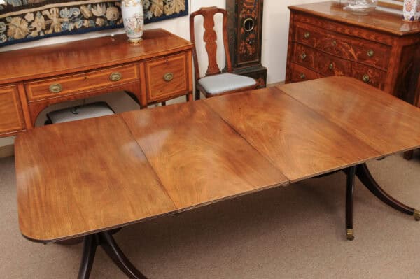 English George III Style Double Pedestal Dining Table with 2 Leaves and Splayed Legs on Castor Feet, Early 20th Century - Image 9