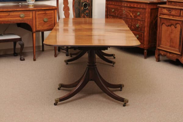 English George III Style Double Pedestal Dining Table with 2 Leaves and Splayed Legs on Castor Feet, Early 20th Century - Image 12