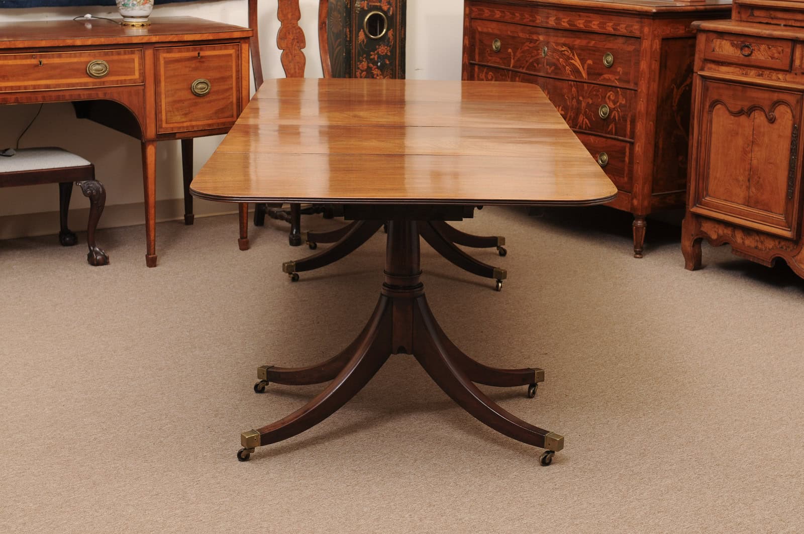 English George III Style Double Pedestal Dining Table with 2 Leaves and Splayed Legs on Castor Feet, Early 20th Century - Image 12
