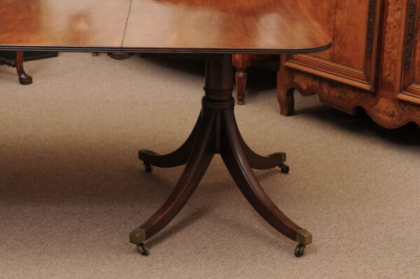English George III Style Double Pedestal Dining Table with 2 Leaves and Splayed Legs on Castor Feet, Early 20th Century - Image 15