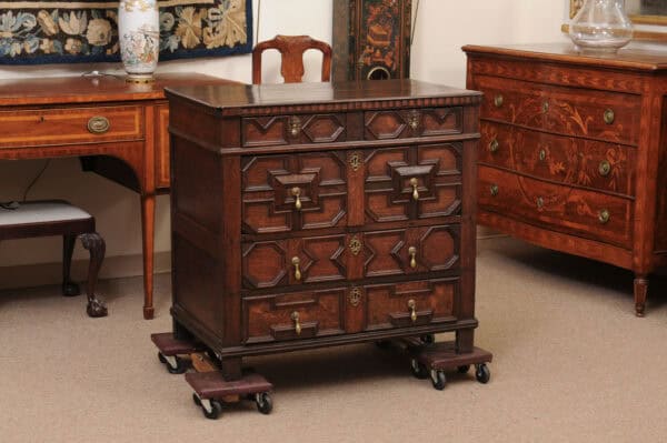 18th Century English Oak Jacobean Style Chest with 5 Drawers and Tear Drop Pulls. - Image 3