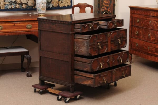 18th Century English Oak Jacobean Style Chest with 5 Drawers and Tear Drop Pulls. - Image 4