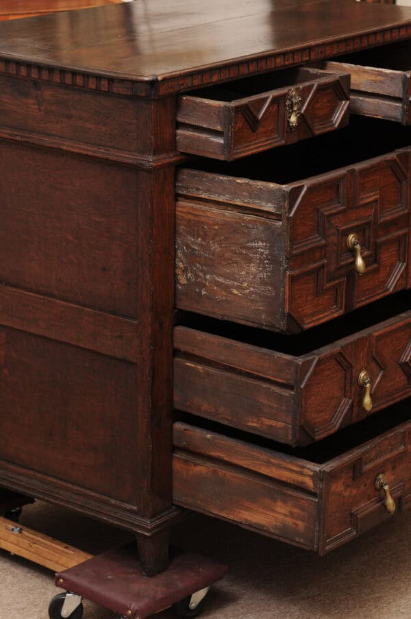 18th Century English Oak Jacobean Style Chest with 5 Drawers and Tear Drop Pulls. - Image 5