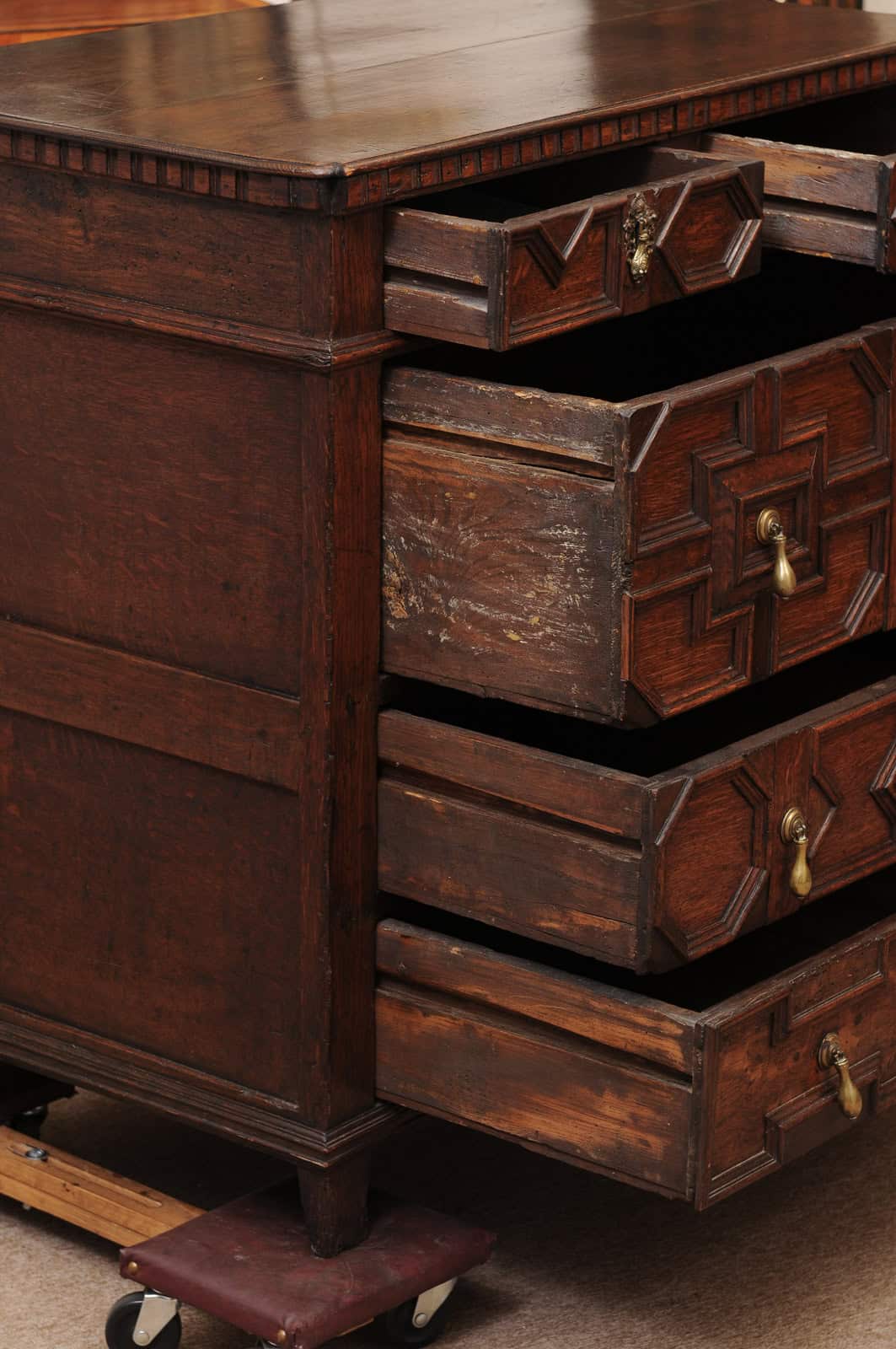 18th Century English Oak Jacobean Style Chest with 5 Drawers and Tear Drop Pulls. - Image 5