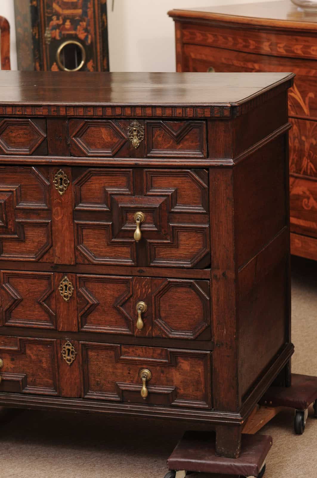 18th Century English Oak Jacobean Style Chest with 5 Drawers and Tear Drop Pulls. - Image 13
