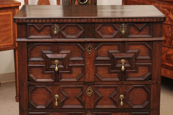 18th Century English Oak Jacobean Style Chest with 5 Drawers and Tear Drop Pulls. - Image 15