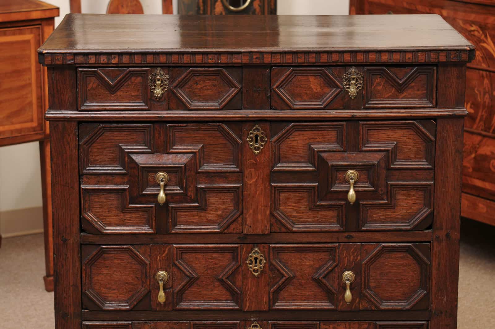 18th Century English Oak Jacobean Style Chest with 5 Drawers and Tear Drop Pulls. - Image 15