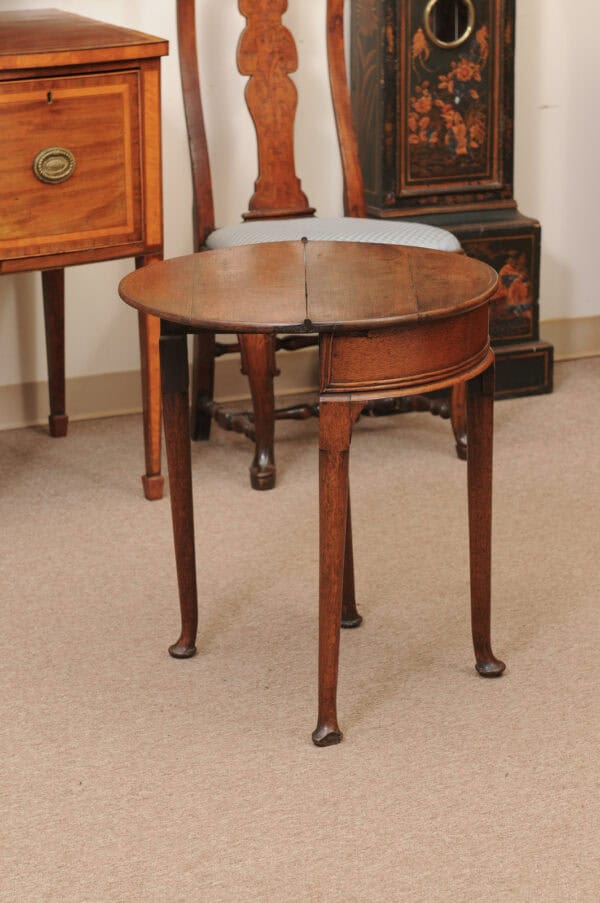 English Early 18th Century Petite Queen Anne Oak Demilune Game Table with Flip Top - Image 9