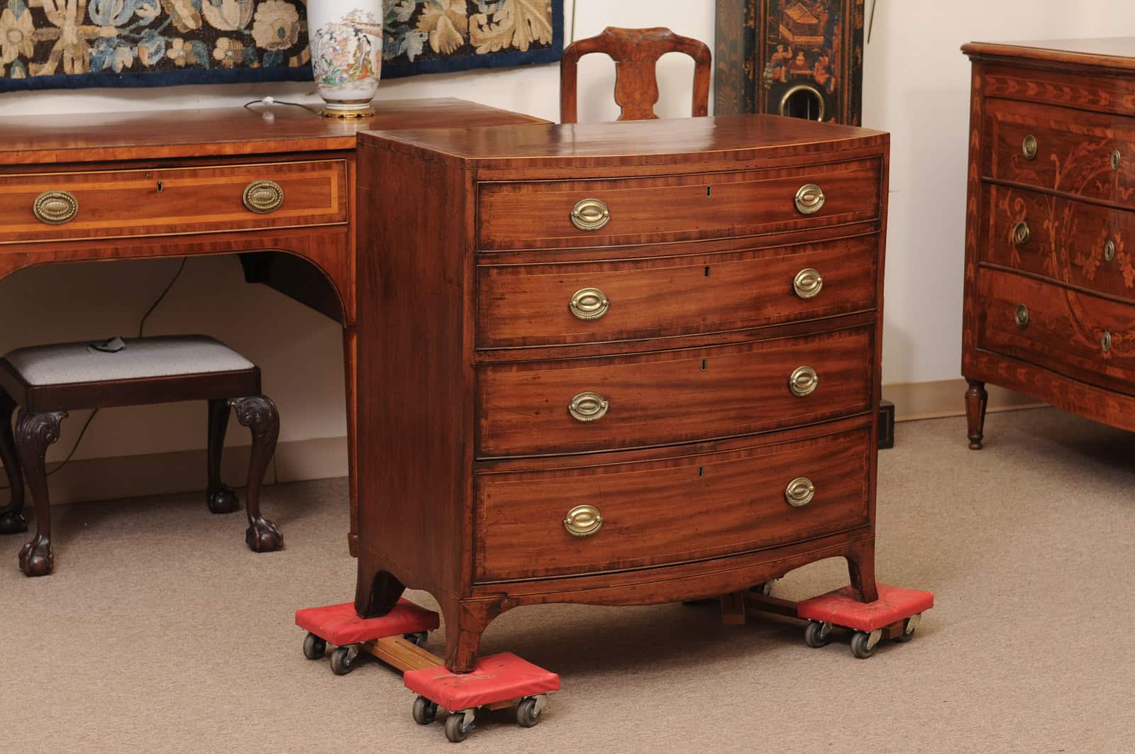 English 19th Century Small Bowfront Chest with Crossbanded Top, String Inlay and Splayed Feet - Image 3