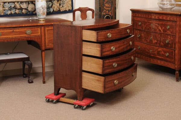 English 19th Century Small Bowfront Chest with Crossbanded Top, String Inlay and Splayed Feet - Image 4