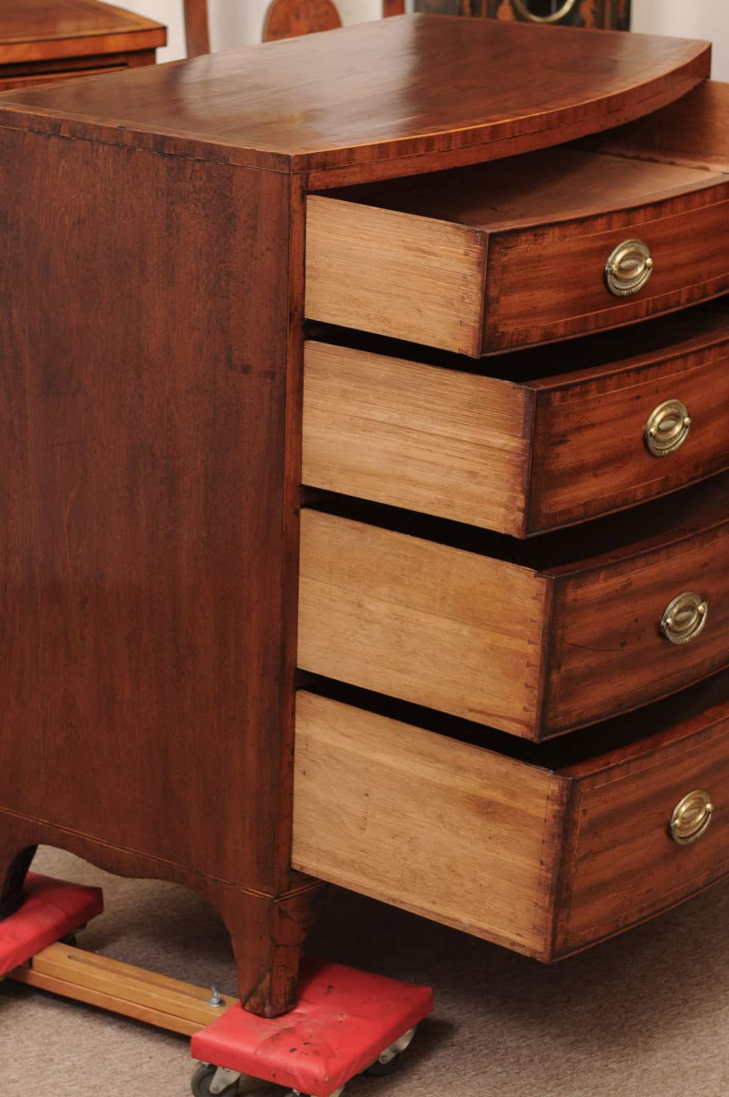 English 19th Century Small Bowfront Chest with Crossbanded Top, String Inlay and Splayed Feet - Image 5
